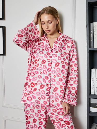 Пижама женская c брюками и рубашкой с принтом Поцелуи